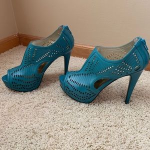 Carlos Santana high heels. Size 7. Turquoise.